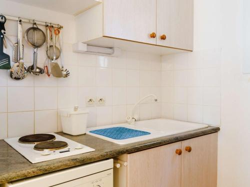 une cuisine avec un évier et un plan de travail dans l'établissement Charmant pavillon 3 chambres avec véranda près plage Grazel – Parking sécurisé - FR-1-409-144, à Gruissan