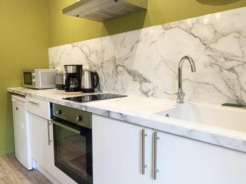 una cucina con ripiani in marmo e lavandino di Klimt - Parking - Independent Entrance a Chartres