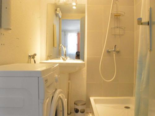une salle de bain avec un lavabo et une machine à laver dans l'établissement Maison en bord de mer, climatisée, terrasse, véranda, parking privé, 200m des plages, 6 couchages - FR-1-229B-21, à Narbonne