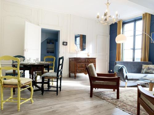 ein Wohnzimmer mit einem Tisch und Stühlen in der Unterkunft Van Gogh in Chartres