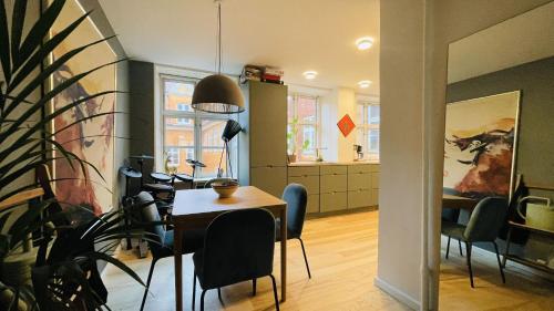 哥本哈根的住宿－ApartmentInCopenhagen Apartment 1580，配有桌椅和厨房的房间