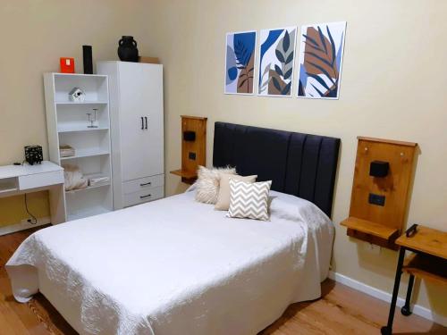 1 dormitorio con 1 cama blanca y armario blanco en PH tipo casa con Patio - Palermo Hollywood - A cuadras de Santa Fe y Juan B Justo en Buenos Aires