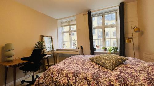 1 dormitorio con cama, escritorio y ventana en ApartmentInCopenhagen Apartment 1580, en Copenhague