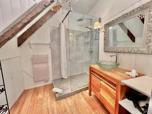 une salle de bain avec une douche en verre et un lavabo dans l'établissement ApartHotel Riviera - Maison du Senat - Vieille Ville - Triplex 4 pièces à deux pas de la plage, à Nice