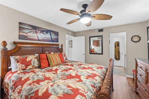 1 dormitorio con 1 cama y ventilador de techo en AquaVista Resort 805-W By Book That Condo en Panama City Beach
