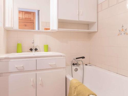 une salle de bain blanche avec un lavabo et une baignoire dans l'établissement Charmant studio Montgenèvre, 3 pers, balcon sud, proche pistes - FR-1-330D-31, à Montgenèvre