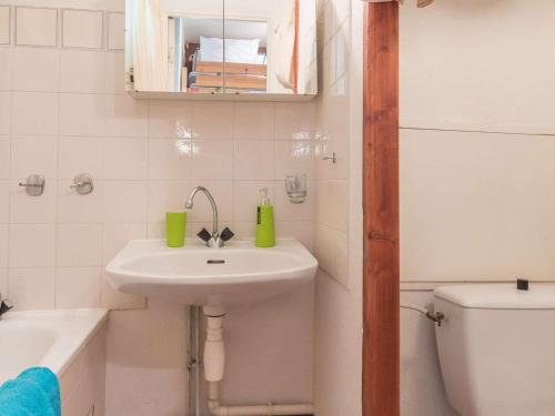 une salle de bain blanche avec un lavabo et des toilettes dans l'établissement Studio avec balcon à Montgenèvre, animaux acceptés - FR-1-330D-35, à Montgenèvre