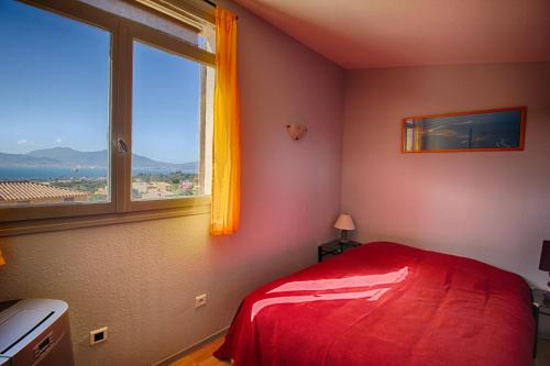 - une chambre avec un lit rouge et une fenêtre dans l'établissement Villa Terra Bella 2 PORTICCIO, à Porticcio