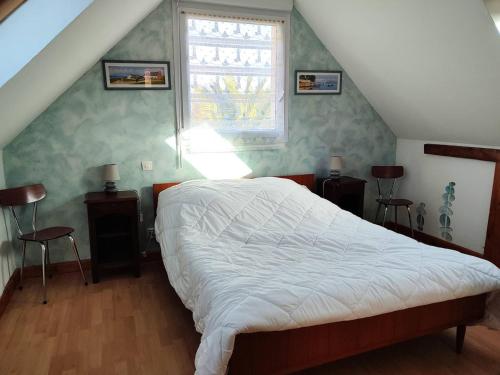 une chambre avec un lit et une fenêtre dans l'établissement Maison à 210m de la plage avec jardin clos, terrasse et parking privé sur l'Île Grande - FR-1-368-214, à Pleumeur-Bodou