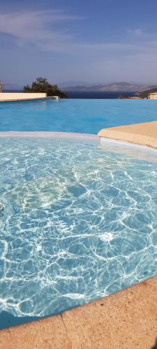 - une piscine d'eau bleue sur une plage dans l'établissement resd. cala di mare, à LʼÎle-Rousse