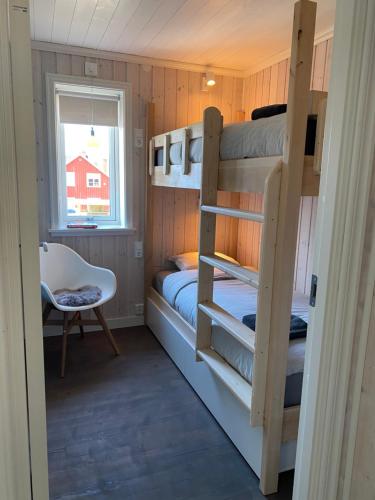 Adventure Guesthouse Sweden in rural area Sunne في سونّه: غرفة بسريرين بطابقين ونافذة