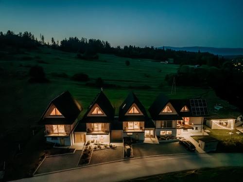 une vue aérienne sur une maison avec beaucoup de fenêtres dans l'établissement Mleko domki, à Białka Tatrzańska