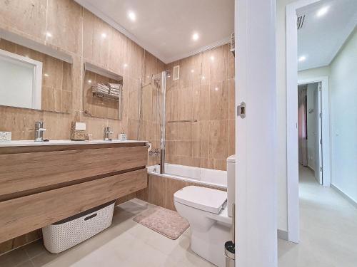 La salle de bains est pourvue de toilettes, d'un lavabo et d'une baignoire. dans l'établissement La Serena Apartment - 3310, à Los Alcázares