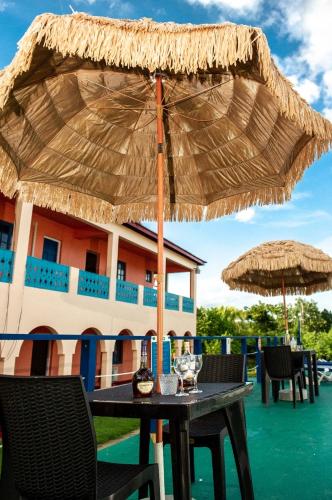Un restaurante o sitio para comer en Waterloo Guest House