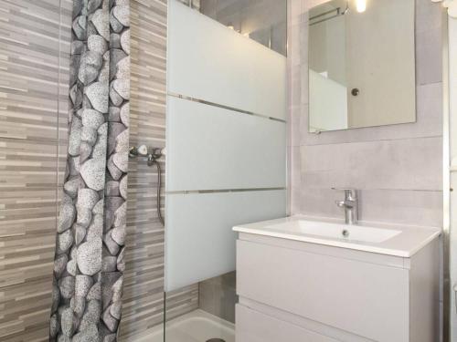 Baño blanco con lavabo y espejo en Studio Balaruc-les-Bains, 1 pièce, 2 personnes - FR-1-553-114, en Balaruc-les-Bains