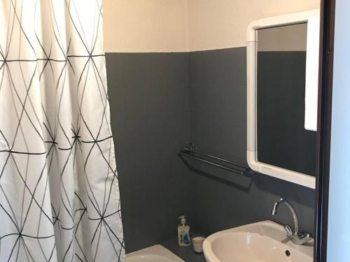 une salle de bain avec un rideau de douche et un lavabo dans l'établissement Charmant T2 cabine 6 pers. avec balcon sud, parking privatif à Bolquère - FR-1-592-8, à Bolquère-Pyrénées 2000