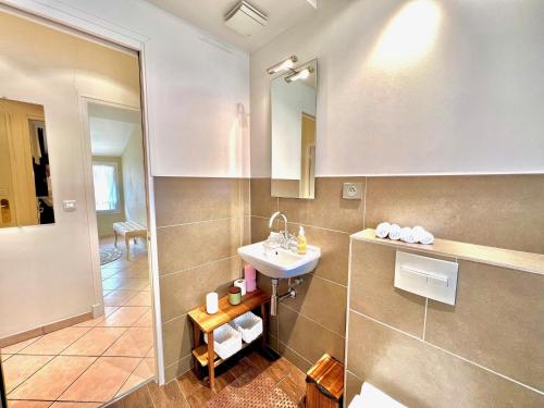 ein Bad mit einem Waschbecken und einem Spiegel in der Unterkunft CC OT La Maison de Paule OLD TOWN PROMENADE DES A in Nizza