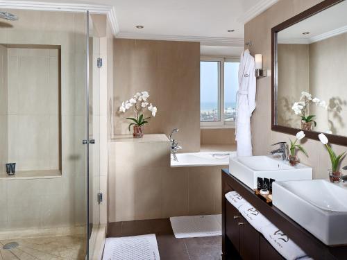 łazienka z 2 umywalkami i prysznicem w obiekcie Villa Blanca Urban Hotel w mieście Casablanca
