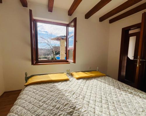 1 dormitorio con 1 cama grande y ventana en “House Botić”, 