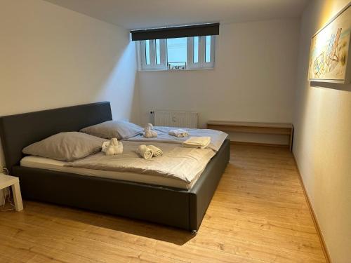 una camera da letto con un letto con sopra degli animali di peluche di Nordseekrabbe a Norderney