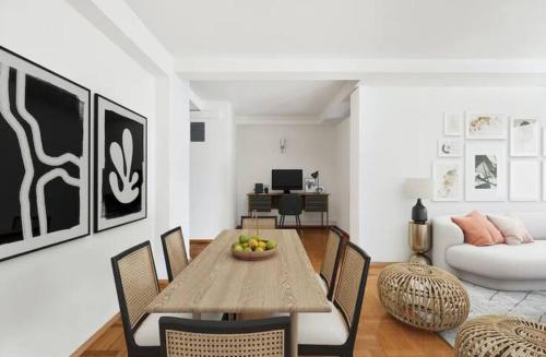 un soggiorno con tavolo, sedie e divano di Two bedroom condo in Upper West Side a New York