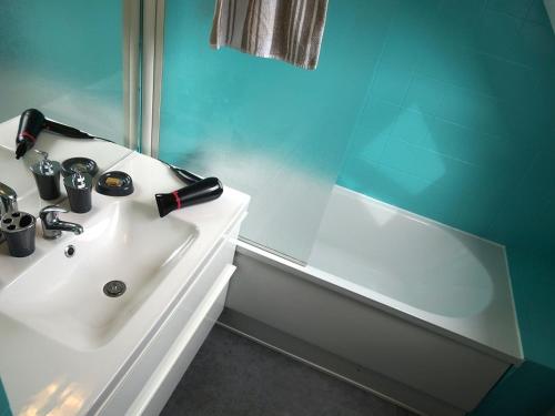 une salle de bain avec un lavabo et une baignoire dans l'établissement Duplex T3 à Luchon - 6 pers, télécabine, parking, wifi - FR-1-313-164, à Luchon