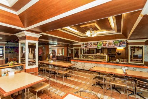 Restorāns vai citas vietas, kur ieturēt maltīti, naktsmītnē OYO 441 Grand Thara Hotel
