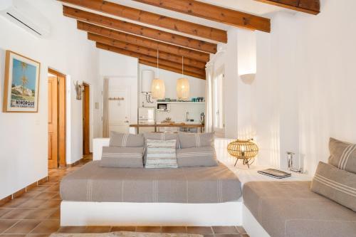 uma sala de estar com uma cama grande e um sofá em Villas Sensacions Menorca en complejo Pueblo Menorquín em Son Xoriguer