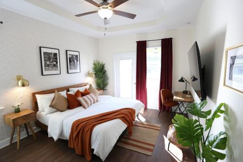 a bedroom with a bed and a ceiling fan at The Champion's Suite Newly Built Upscale Central in Gainesville