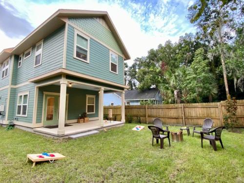 a house with chairs and a table in the yard at The Floridian Newly Built Dreamhome Central in Gainesville