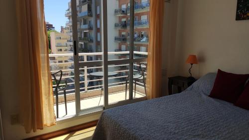 1 dormitorio con 1 cama y ventana con balcón en Luminoso y amplio 2 ambientes en Flores 45 m2 en Buenos Aires