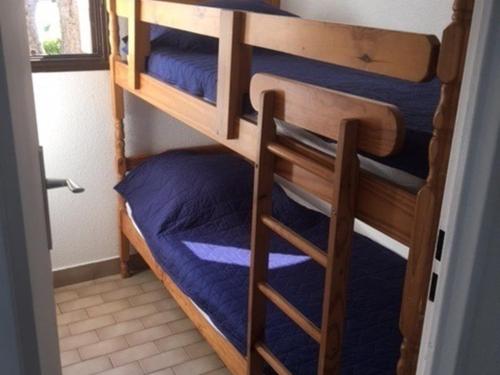 une chambre avec deux lits superposés dans une pièce dans l'établissement Studio Cabine Lumineux avec Piscine, 4 Couchages, Grau d'Agde - FR-1-423-202, au Grau-dʼAgde