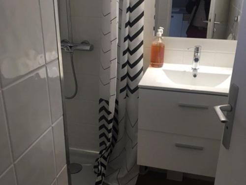 une salle de bain avec un lavabo et une douche dans l'établissement Studio Cabine Lumineux avec Piscine, 4 Couchages, Grau d'Agde - FR-1-423-202, au Grau-dʼAgde