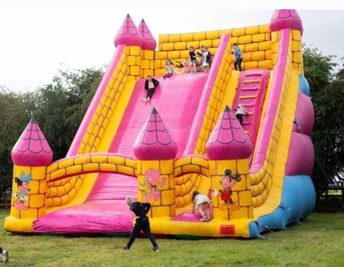 um grupo de pessoas jogando em uma estrutura de jogo inflável em Burtree Country House and Retreats Tipi em Thirkleby