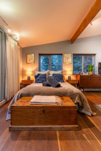 Ένα ή περισσότερα κρεβάτια σε δωμάτιο στο Somerset Lodge, a secret hideaway