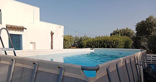 カザラーノにあるLA PILA masseria salentina con piscina 6 PLの木製デッキ付きの庭に大きなプランジプールがあります。