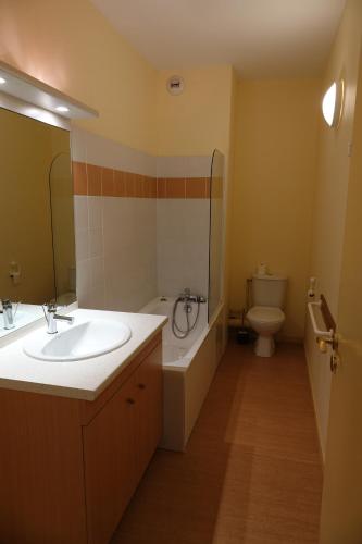 a bathroom with a sink and a tub and a toilet at AppT2 Grand-Hôtel: Nature, Randos & Thermes (cure) in Aulus-les-Bains