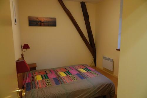 um quarto com uma cama com uma colcha colorida em AppT2 Grand-Hôtel: Nature, Randos & Thermes (cure) em Aulus-les-Bains