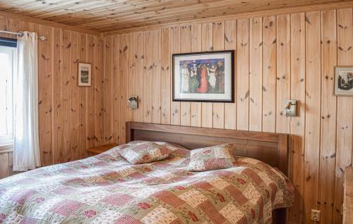 a bedroom with a bed and a picture on the wall at Lovely Home In Rn With House A Mountain View in Ron