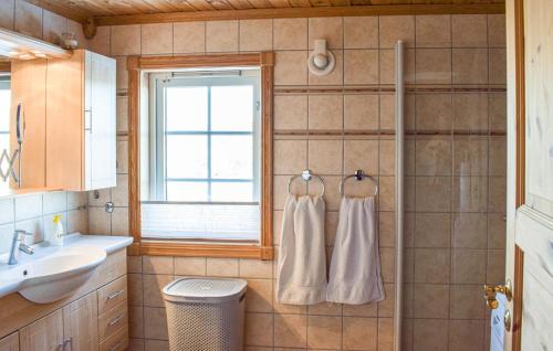 uma casa de banho com um chuveiro e 2 toalhas brancas em Lovely Home In Rn With House A Mountain View em Ron
