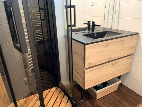 une salle de bain avec un lavabo et une douche dans l'établissement Maison 3* à 350m de la mer, jardin sud, terrasse, 3 chambres, parking, vélos dispo à Trégastel - FR-1-368-289, à Trégastel