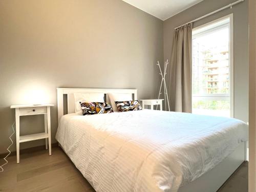 1 dormitorio con cama blanca y ventana en Brand new and modern apartment in Oslo center en Oslo