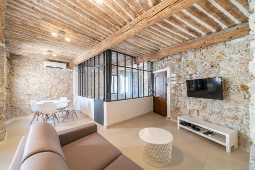 un salon avec un mur en pierre dans l'établissement Brand new one bedroom heart of Cannes, à Cannes