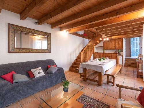 un salon avec un canapé et une table dans l'établissement Maison spacieuse pour 11 pers. avec terrasses et jardin à Vielle-Aure - FR-1-296-335, à Vielle-Aure