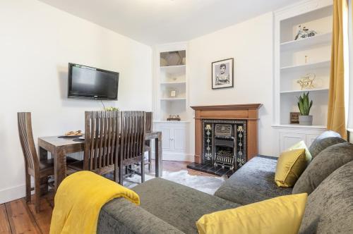 un soggiorno con divano e tavolo di Bovey House, single or king beds. Central a Exeter