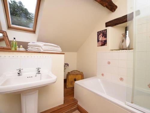 La salle de bains est pourvue d'un lavabo et d'une baignoire. dans l'établissement 2 Bed in Hope PK431, à Aston
