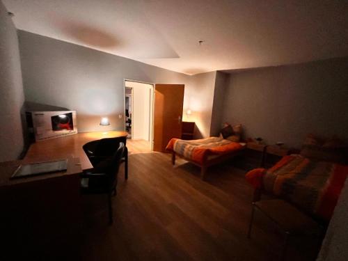 Villa Cafi - Monteur Room في Gründau: غرفة معيشة مع أريكة وسرير