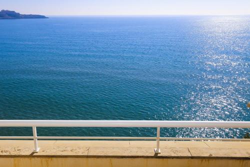 Utsikt over sjøen, enten fra leiligheten eller fra et annet sted