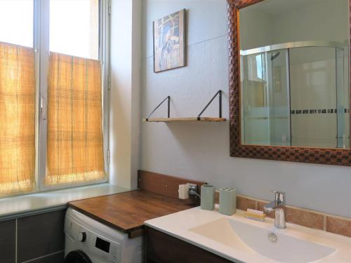 une salle de bain avec un lavabo et un miroir dans l'établissement Appartement 1 chambre avec WIFI, parking, animaux admis à Perros-Guirec - FR-1-368-302, à Perros-Guirec