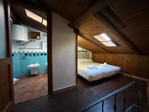 Aigua في ألغيرو: غرفة نوم بسرير ومرحاض في غرفة
